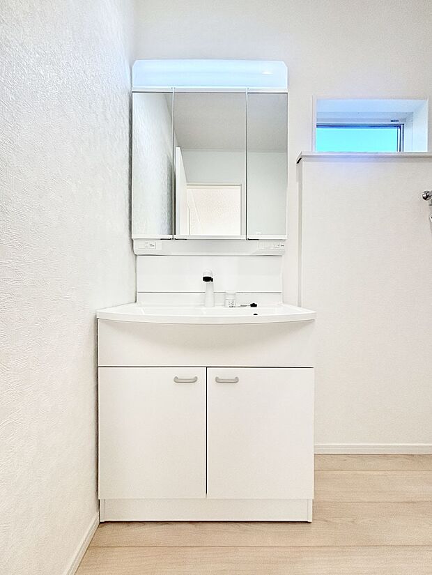 大きく見やすい三面鏡で清潔感ある洗面台は、身だしなみチェックや肌のお手入れにおすすめです。