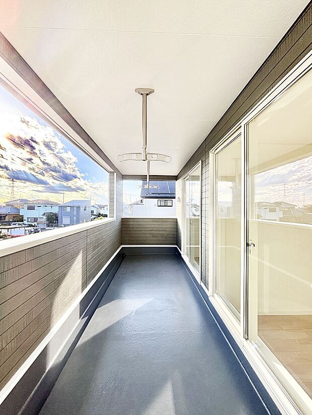 上部に屋根がかかっているので急な雨の時にも安心です。