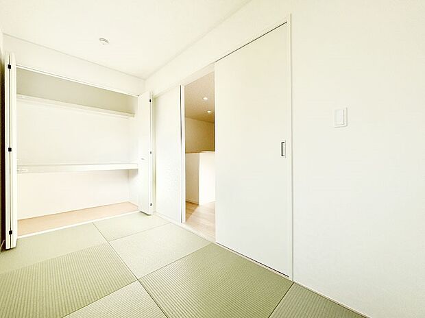 リビングと隣り合っている和室。ほっと一息できる和の空間も忘れずに。