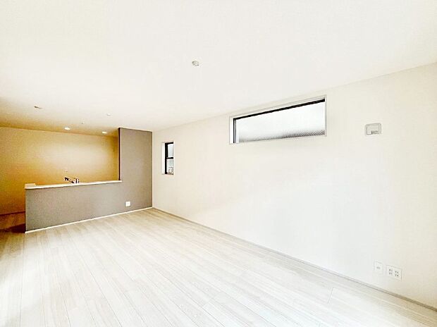 ご家族の賑やかな話し声で包まれる明るいリビング