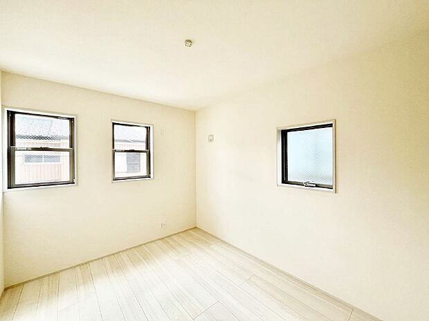 窓からのやさしい光が心地よいプライベートルーム