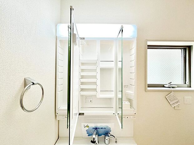 三面鏡の裏に、化粧品や衛生用品などを収納可能。洗面台をすっきりと保ちます!