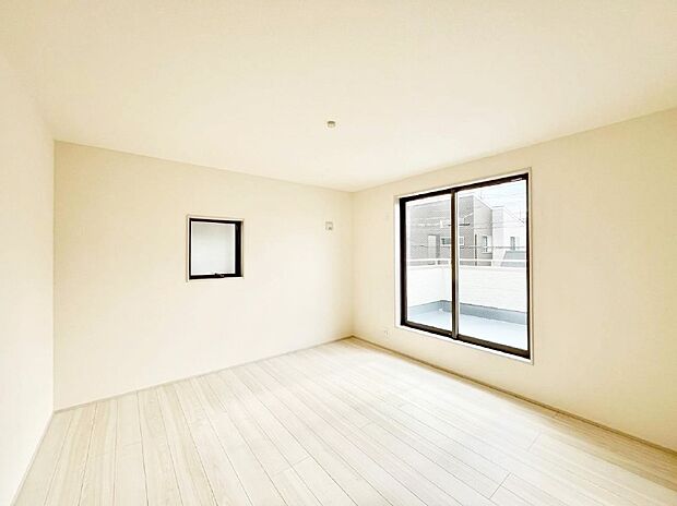 バルコニーが開放感をプラスしてくれる洋室