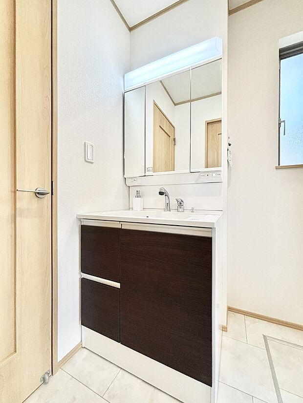 大きく見やすい三面鏡で清潔感ある洗面台は、身だしなみチェックや肌のお手入れにおすすめです。