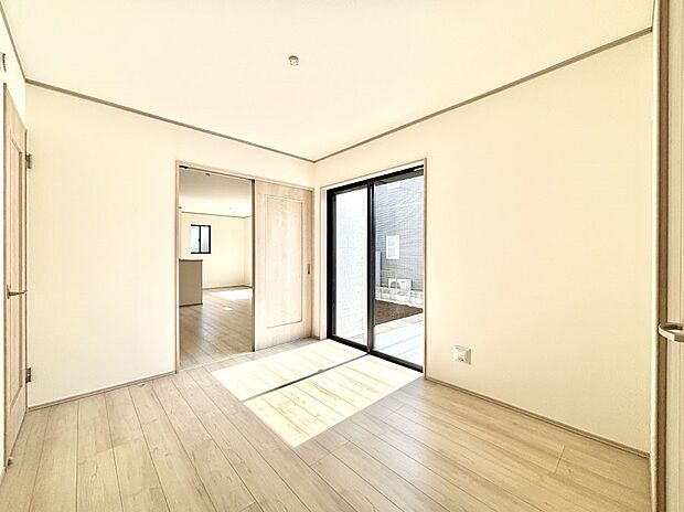 リビング横の洋室は引き戸を開ければリビングと一体に。閉じれば独立した洋室に。