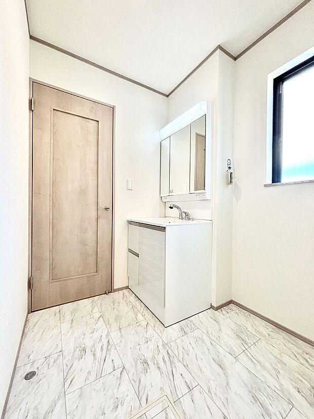 明るい洗面所は毎朝の身支度も楽しくできちゃいそうです。