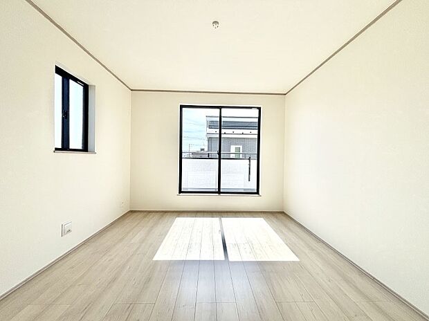 明るいバルコニーサイドに洋室を設置。目覚めの良い寝室に。