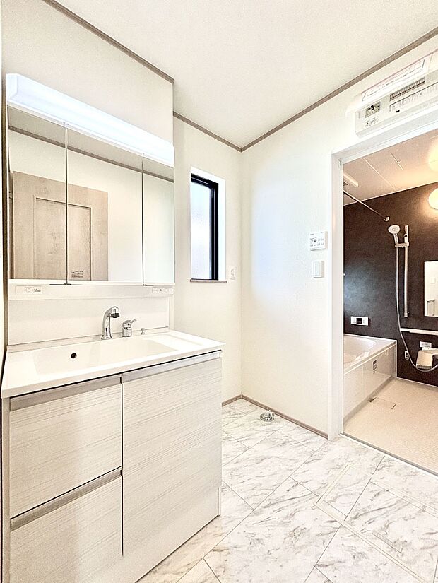 清潔感のある快適空間です。毎日の身支度も気持ち良くお使い頂けます。