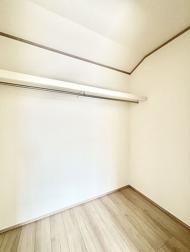 ウォークインクローゼット付きで生活空間を広く利用できます。