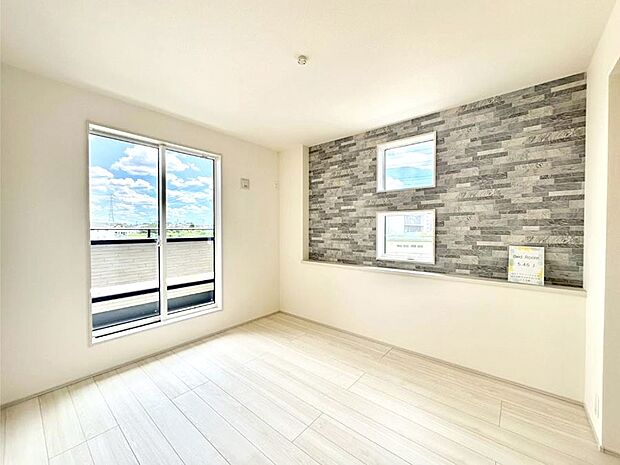 バルコニーが明るさと開放感を演出!朝スッキリと目覚められそうですね!