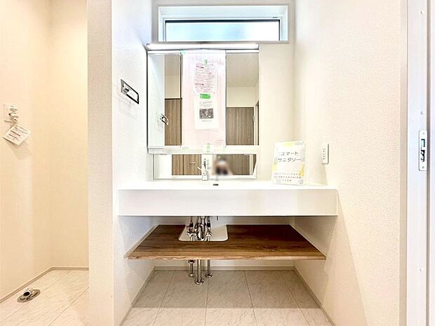 大きく見やすい三面鏡で清潔感ある洗面台は、身だしなみチェックや肌のお手入れにおすすめです。