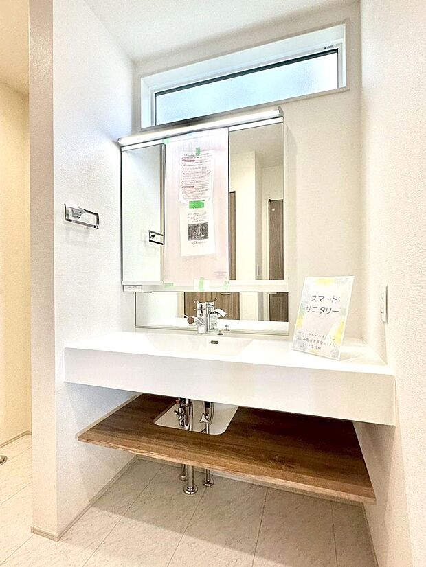 明るい洗面所は毎朝の身支度も楽しくできちゃいそうです。