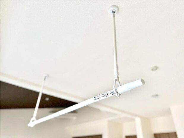 室内物干しポール。梅雨や花粉の時期に大活躍します。