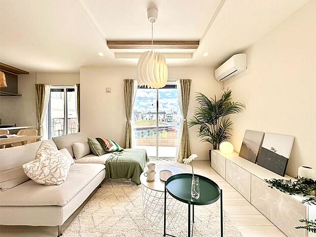 明るい陽光が注ぎ、寛ぎの雰囲気に満たされるダイニング。