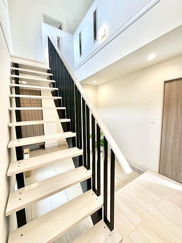 階段は手すり付きなので小さなお子さまやご高齢の方も安心です