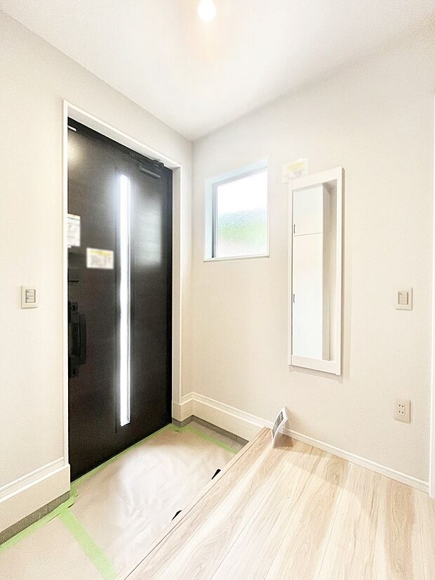 玄関ドアにスリッドラインが入っているので光の演出をしてくれます！