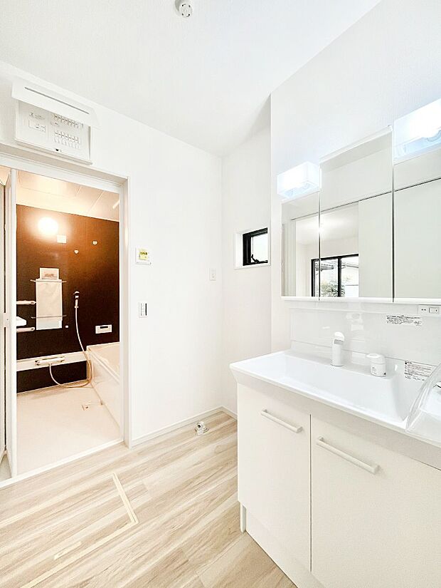 清潔感ある洗面化粧室で朝の身支度も快適