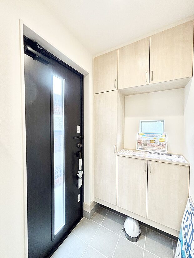 ガラススリットの入った玄関ドアが室内に光を届けてくれます