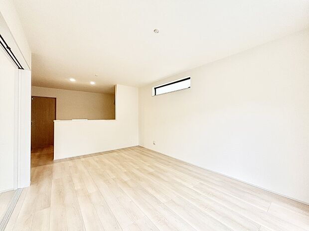 ご家族の賑やかな話し声で包まれる明るいリビング