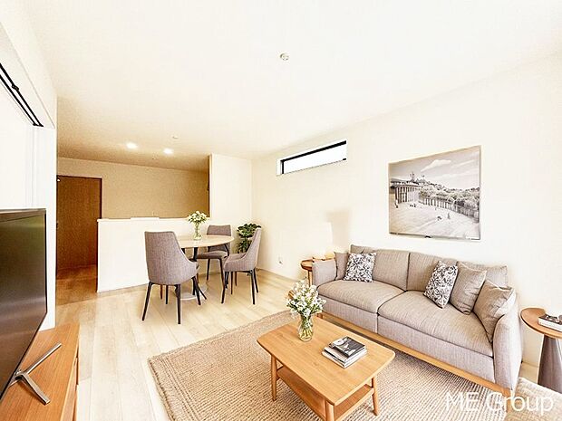 落ち着いた雰囲気のLDKは家族みんなの快適空間※家具はCGです