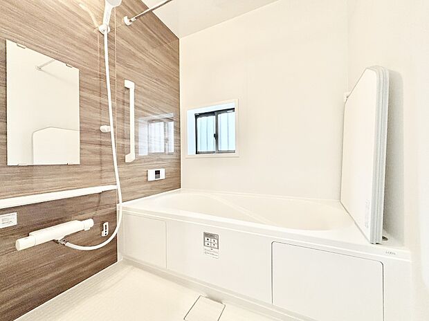 一日の疲れを癒してくれる明るい清潔感のあるバスルーム