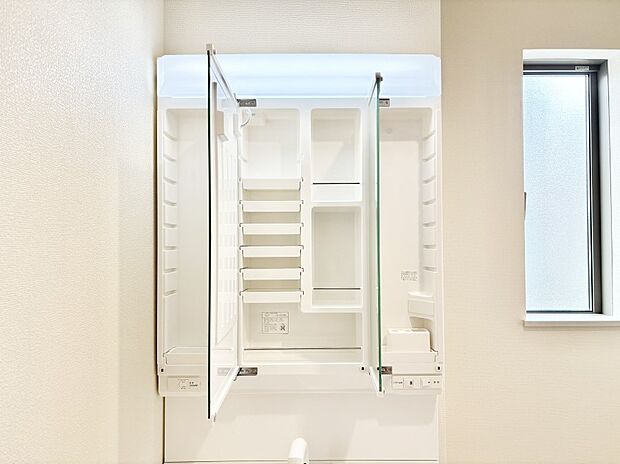 三面鏡の裏に、化粧品や衛生用品などを収納可能。洗面台をすっきりと保ちます!