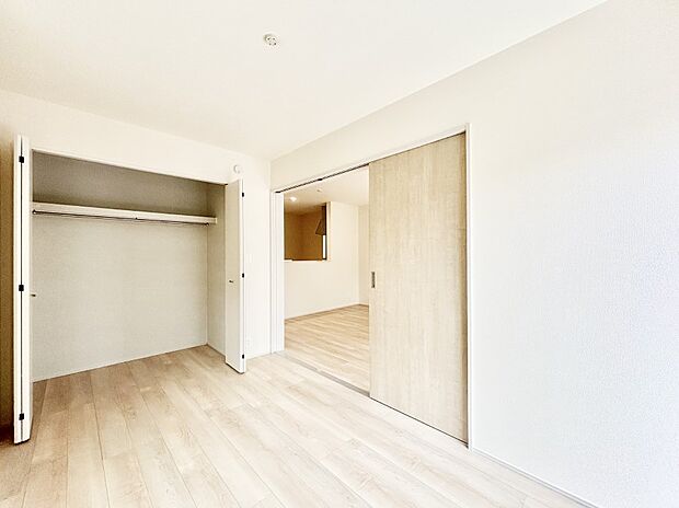 リビング隣接の洋室は個室としても利用できます