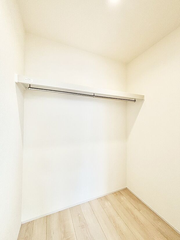 ウォークインクローゼットの活用で生活空間スッキリ