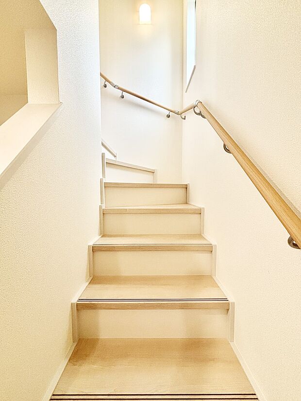 階段は手すり付きなので小さなお子さまやご高齢の方も安心です