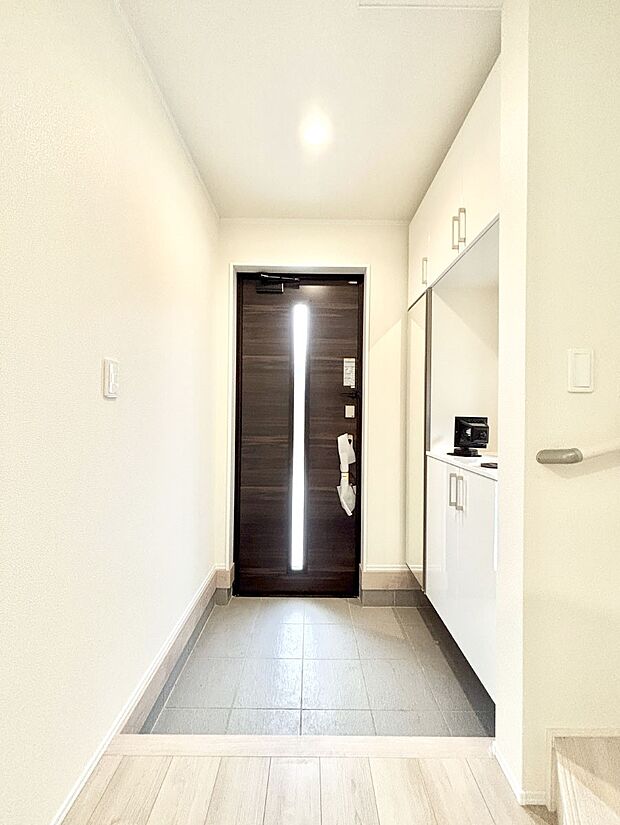 明るい玄関はお客様をお出迎えするのにぴったりです!