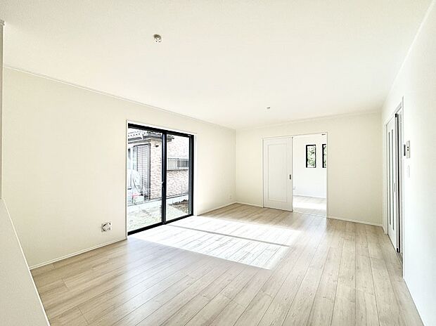 大きな窓からたっぷりの陽光と風を感じられるリビング