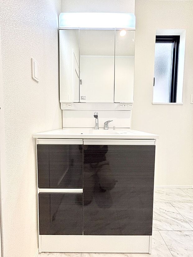 大きく見やすい三面鏡で清潔感ある洗面台は、身だしなみチェックや肌のお手入れにおすすめです。