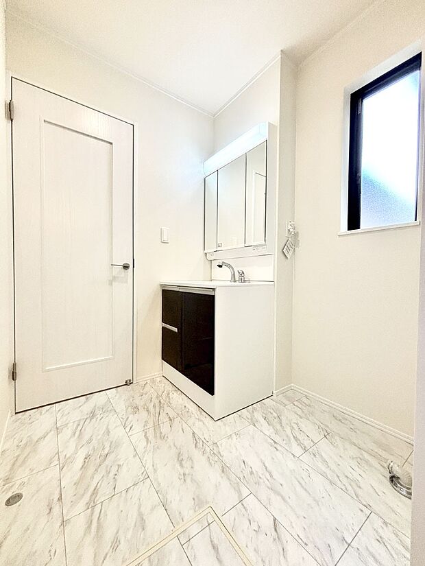 明るい洗面所は毎朝の身支度も楽しくできちゃいそうです。