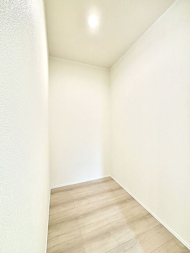 キッチンにはパントリー!食材のストックはもちろん、日用品の収納など使い方はいろいろ!