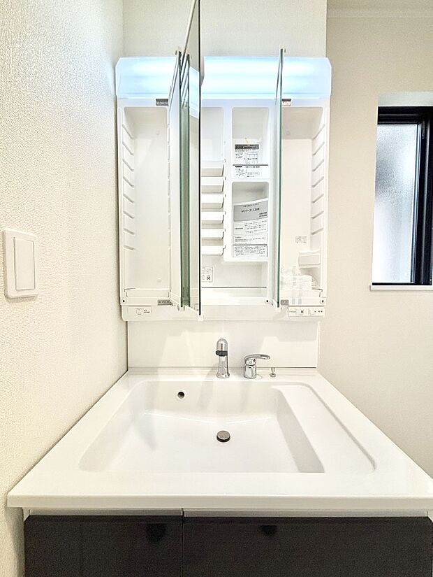 三面鏡の裏に、化粧品や衛生用品などを収納可能。洗面台をすっきりと保ちます！