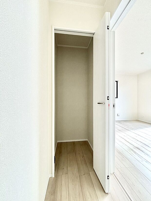 廊下収納。掃除道具や季節の小物を収納することができます。