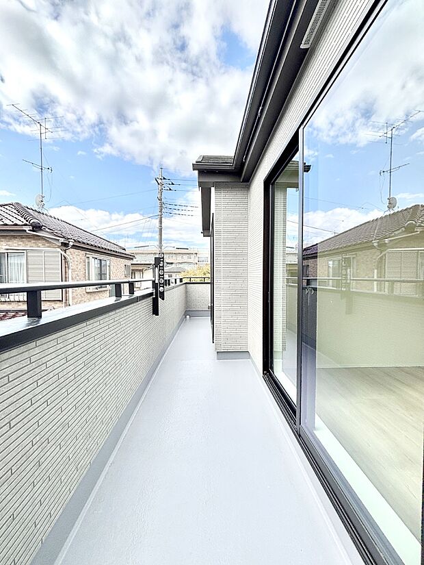 暖かな陽光が降り注ぐバルコニーはお洗濯におすすめ。爽やかな風も心地よいです。