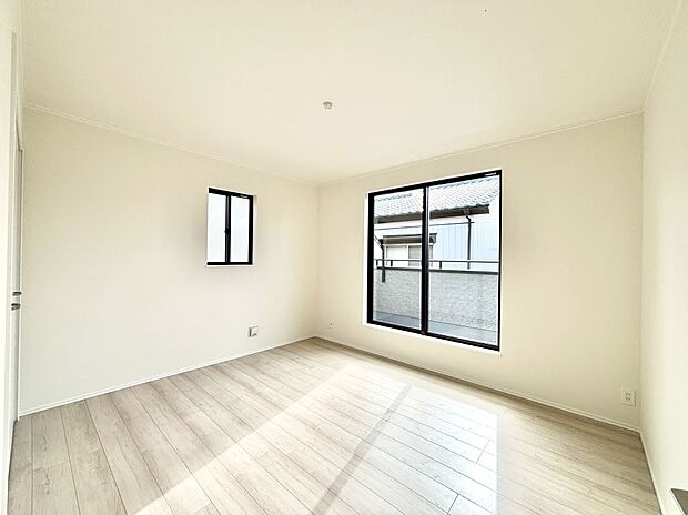 明るいバルコニーサイドに洋室を設置。目覚めの良い寝室に。 