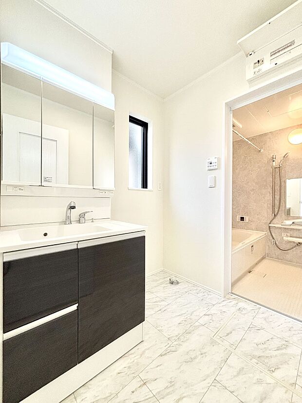 清潔感のある快適空間です。毎日の身支度も気持ち良くお使い頂けます。 