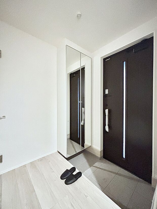 ミラー付きシューズボックスはお出かけ前の身だしなみチェックに便利