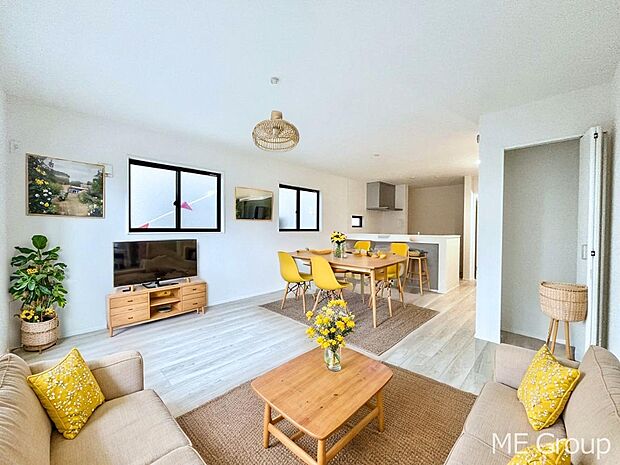 ご家族の賑やかな話し声で包まれる明るいリビング  ※家具はCGです