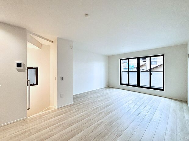 明るい陽光が注ぎ、寛ぎの雰囲気に満たされるリビング・ダイニング。