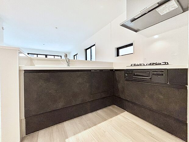 L字型だと料理するスペースも広々と使えます。コンパクトに動けてお料理ラクラク。  