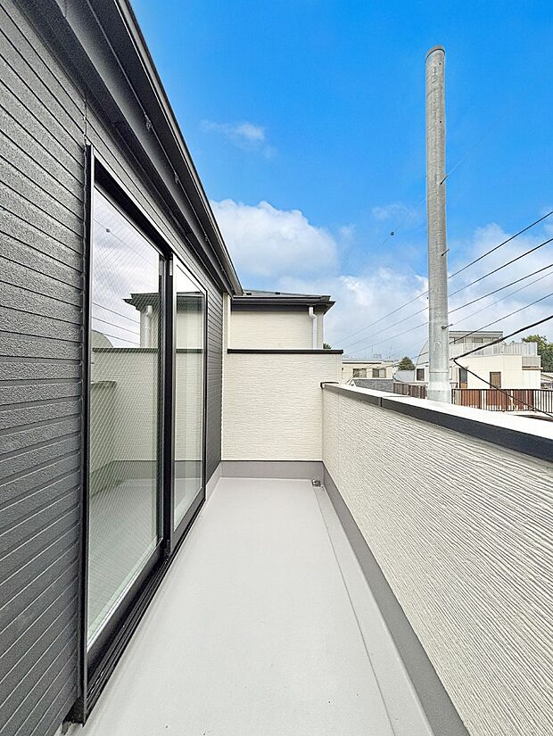 ゆったりバルコニーだから沢山お洗濯ものを干せます。