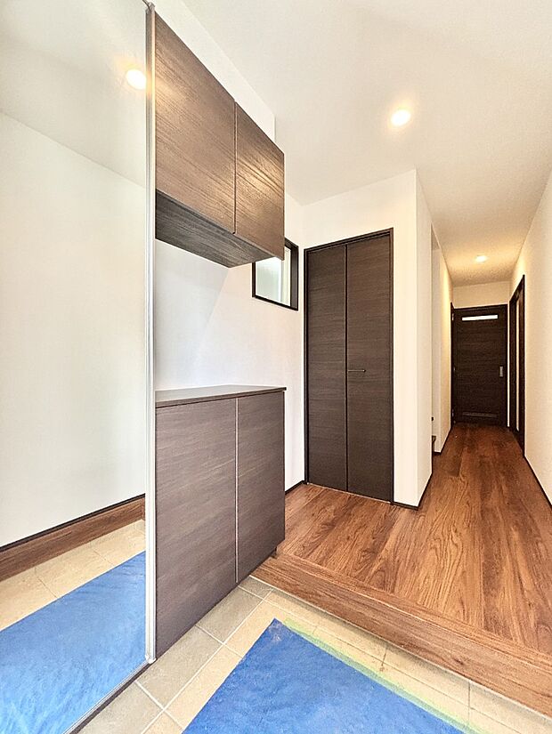 ミラー付きシューズボックスはお出かけ前の身だしなみチェックに便利