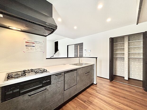 使い勝手の良いキッチンで日々のお料理も楽しく!横には収納もあり便利です。