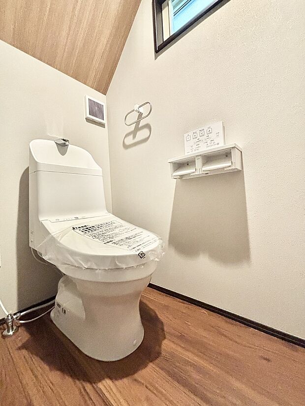 換気用小窓があり、明るく清潔な空間です。