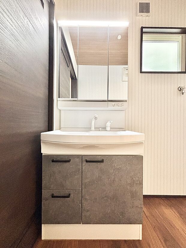 大きく見やすい三面鏡で清潔感ある洗面台は、身だしなみチェックや肌のお手入れにおすすめです。