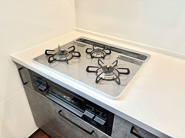 ガスコンロはSiセンサー搭載。火力調節や焦げ付き・消し忘れも防いでくれます。