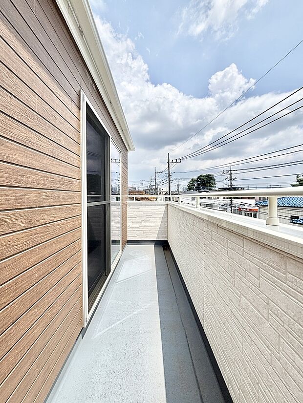 南向きのバルコニー!ご家族の洗濯物はもちろん、お布団もたっぷり干せます!